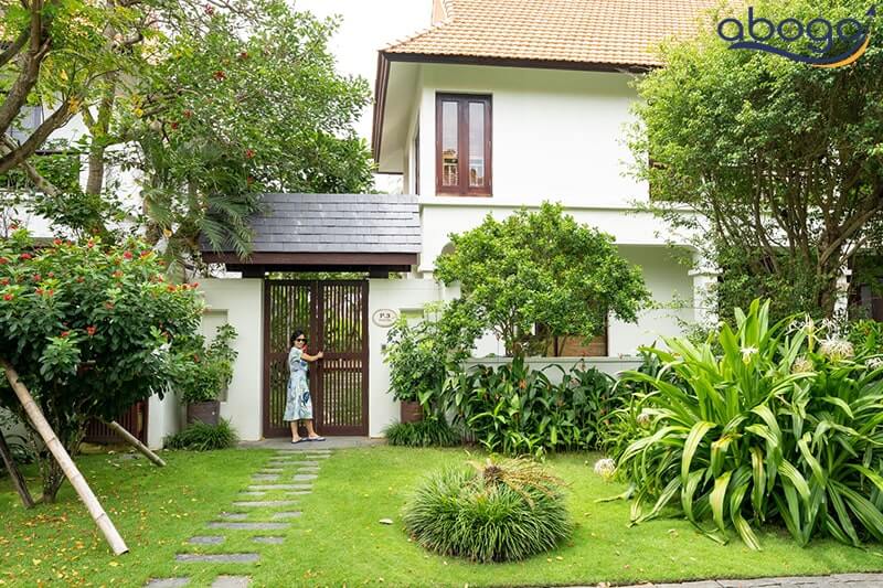 Khuôn viên phía trước của villa 