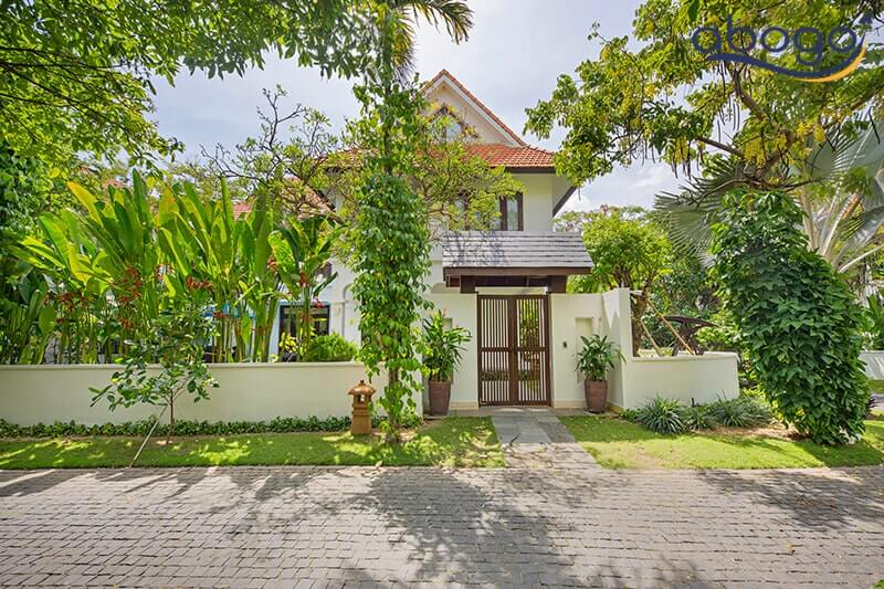 Khuôn viên phía trước villa 